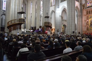 Centenas de pessoas compareceram a missa em memória de Plínio de Arruda Sampaio na Catedral da Sé.