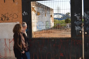 Horácio Neto mostra para Luciana Genro o terreno contaminado da desativada Indústria Matarazzo em São Caetano
