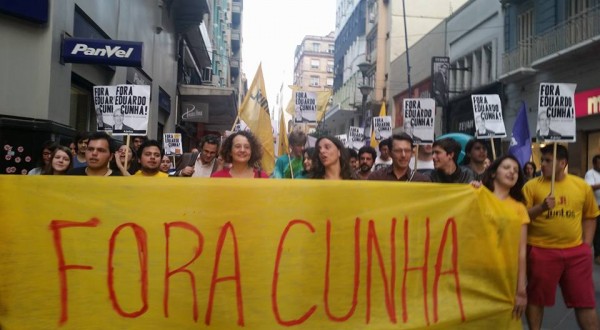 Atos pelo #ForaCunha se multiplicaram pelo Brasil em 2015 (na foto, manifestação em Porto Alegre no dia 27 de outubro)