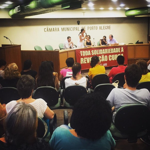 Público do Fórum Social Mundial e diversas organizações de esquerda compareceram ao debate