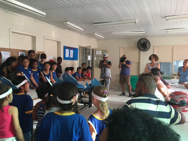 Crianças da comunidade fizeram uma homenagem durante visita de Luciana Genro à Amorb