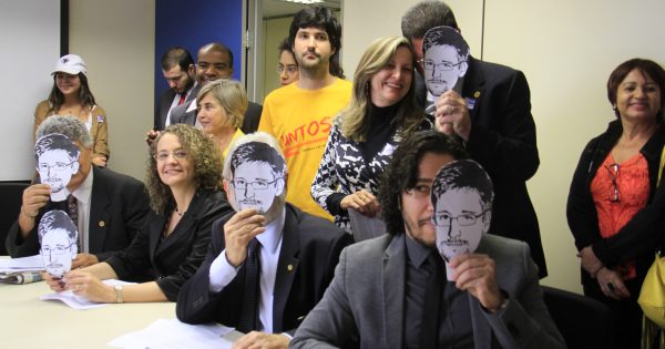 Luciana Genro afirma que receberá Snowden no Brasil, se eleita em outubro próximo
