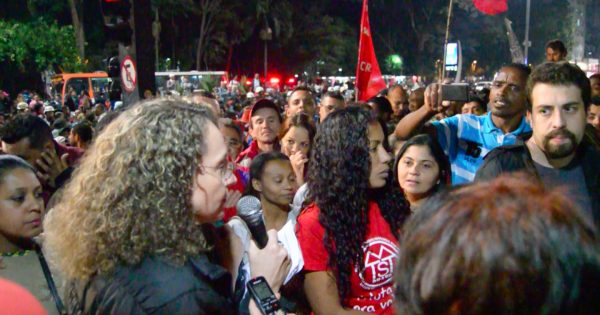 Luciana Genro critica seletividade da justiça contra os movimentos sociais, em ato de apoio ao MTST