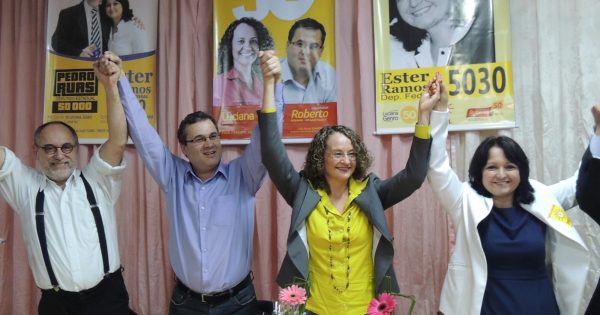 “O milionário paga o mesmo imposto que a dona de casa aposentada”, critica Luciana Genro em plenária de campanha no RS