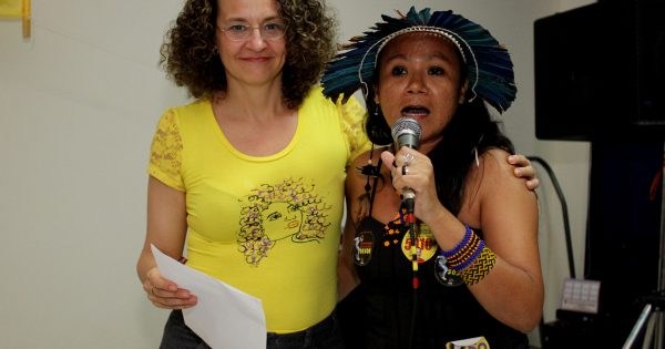 Luciana Genro recebe carta de reivindicações indígenas e faz caminhada no Çairé, em Santarém/PA