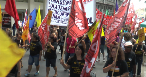 Manifestantes vão às ruas contra o impeachment e por eleições gerais