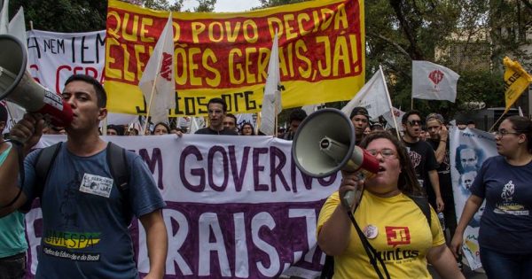 Estudantes ocupam as ruas de Porto Alegre por eleições gerais