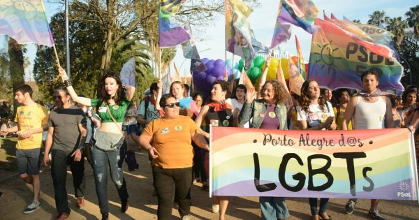 LGBTs realizam caminhada com Luciana Genro na Redenção
