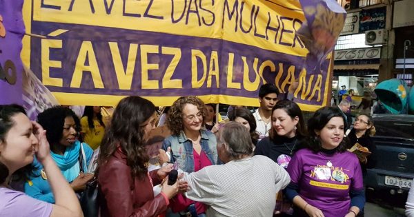 Mulheres realizam caminhada com Luciana Genro no centro de Porto Alegre