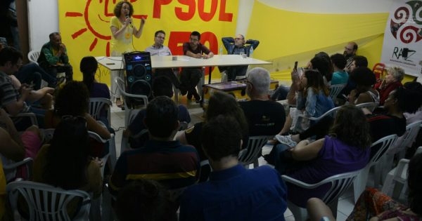 “O jogo está em pleno andamento e nós estamos fortes”, diz Luciana Genro em plenária de mobilização