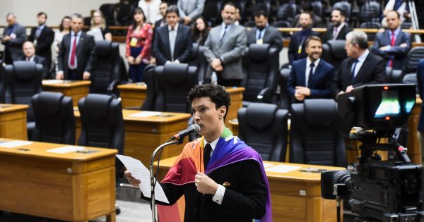 Vereador LGBT do PSOL assume mandato e convoca para ato contra Bolsonaro