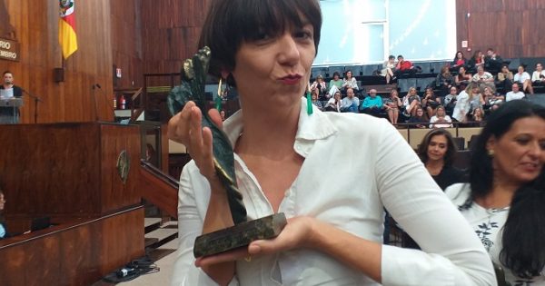 Luciana Genro entrega Troféu Mulher Cidadã a Joanna Burigo