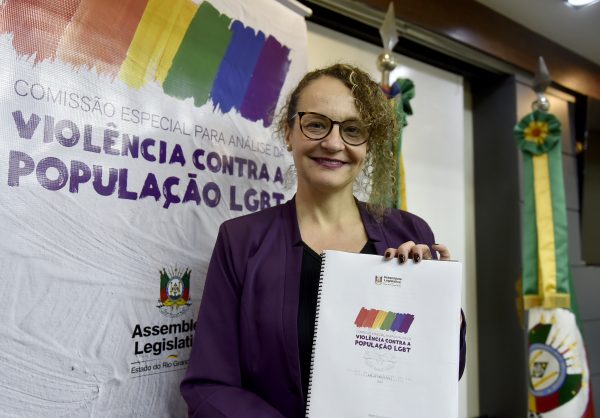 Comissão LGBT, presidida pela deputada Luciana Genro, aprovou relatório final com 38 propostas no dia 06/08. | Foto: Guerreiro/Agência ALRS