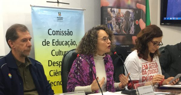 Deputada Luciana Genro apresenta projeto Escola Sem Censura em audiência sobre combate à intolerância na educação