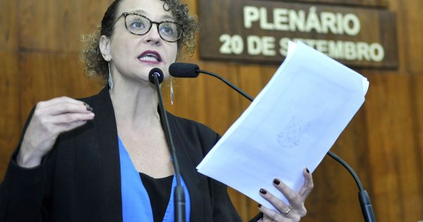 Luciana Genro apresenta proposta para garantir emprego a mães e pais que precisam ficar em casa com os filhos