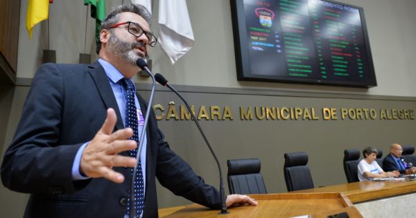 Vereador Roberto Robaina aciona a Justiça pela nomeação de trabalhadores da saúde em Porto Alegre