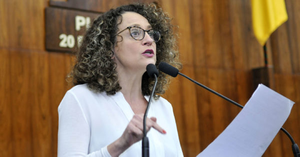 Deputada Luciana Genro cobra prefeitura de Passo Fundo e Banrisul sobre atraso de pagamento das terceirizadas da CCS