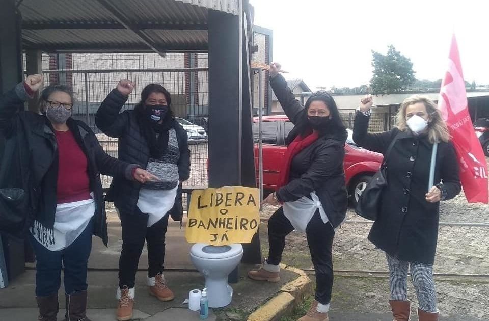 Trabalhadoras protestaram na frente da empresa após o ocorrido| Foto: Sindicato das Sapateiras e Sapateiros de NH