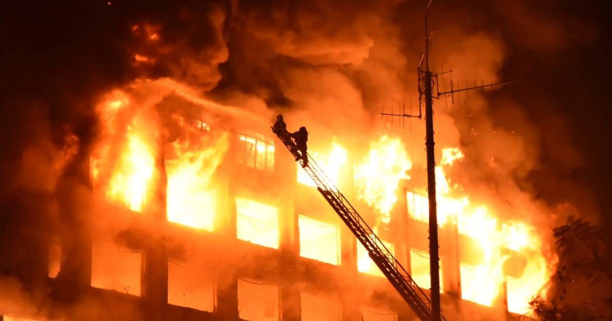 Incêndio no prédio da SSP vitimou dois bombeiros e destruiu o edifício. | Foto: Rodrigo Ziebell/GVG