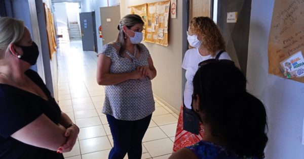 Luciana Genro visita escola Margarida Pardelhas e cobra retomada das obras em Cruz Alta