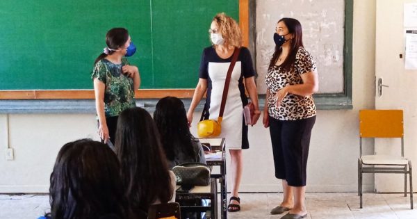 Uruguaiana: Luciana Genro visita escola que está há mais de 1 ano sem luz