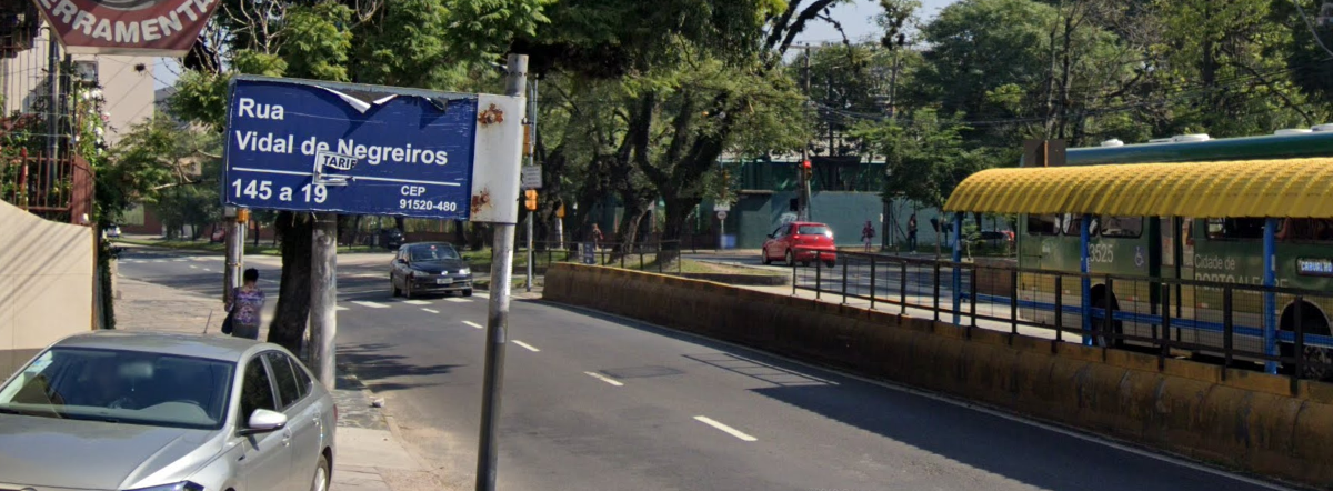 Rua Vidal de Negreiros homenageia um dos principais donos de navio negreiros da época da escravização. Foto: Google Street View.