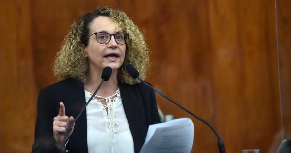 Luciana Genro questiona governo sobre homologação de concurso da Saúde