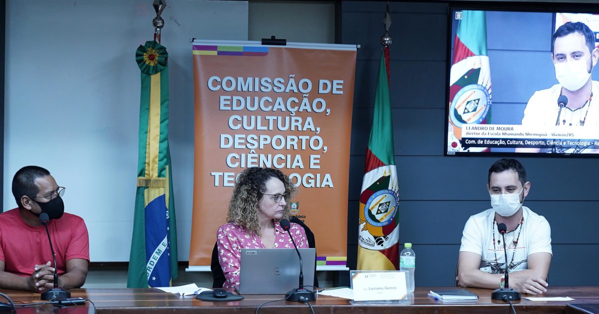 Cláudio Acosta (esquerda) e Leandro Moura relataram precariedade de escolas guaranis. | Foto: Celso Bender/ Agência ALRS