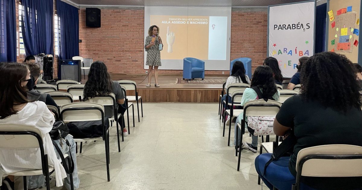 Luciana Genro esteve na escola Paraíba nesta quinta-feira (7).