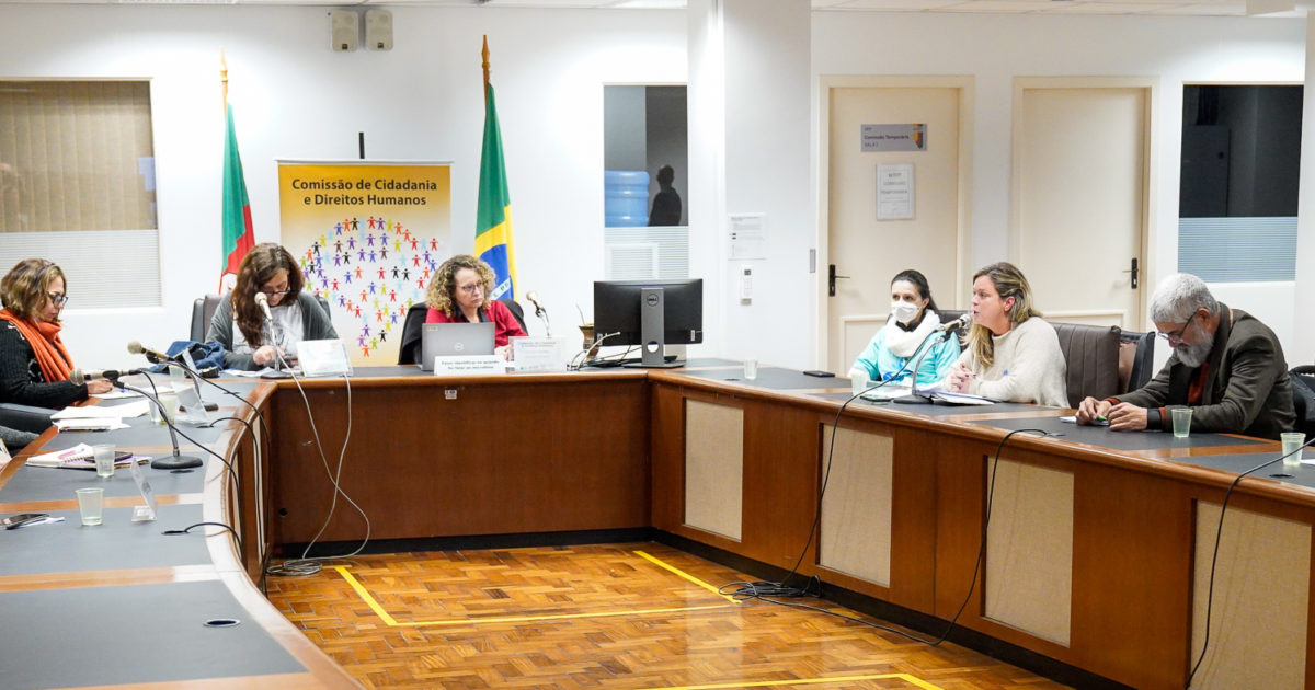 Audiência pública na Comissão de Direitos Humanos reuniu mães, ativistas e associações.| Foto: Celso Bender | Agência ALRS