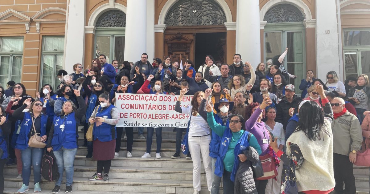 Categoria se mobilizou em frente à Prefeitura, com apoio das deputadas Luciana Genro e Fernanda Melchionna.