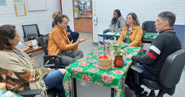 Inclusão no ensino público: Luciana Genro e Aline Kerber visitam escola especial em Porto Alegre