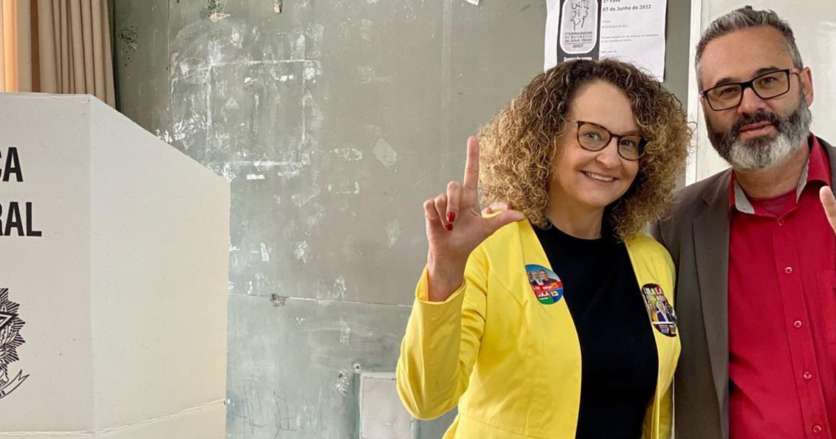 Luciana Genro votando neste domingo ao lado do dirigente do PSOL Roberto Robaina.
