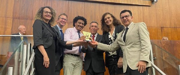 Por proposição de Luciana Genro, professor Lúcio Almeida recebe Troféu Carlos Santos
