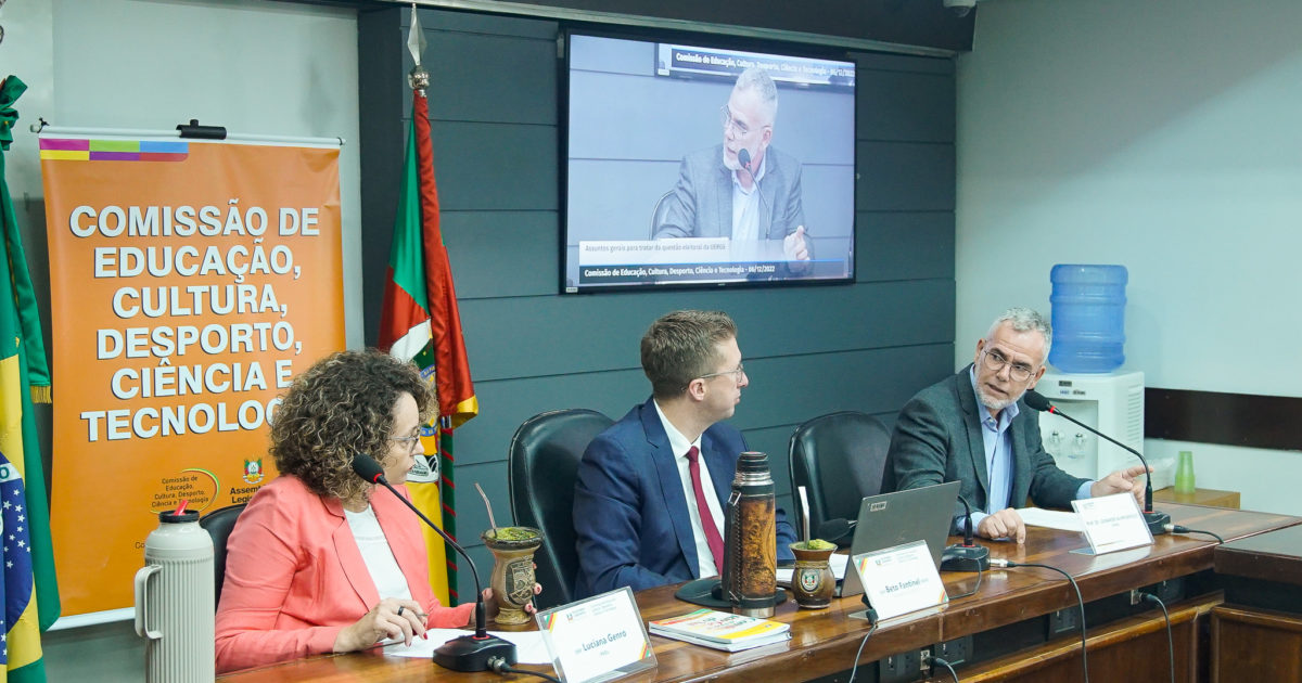 Professor Leonardo Beroldt foi recebido na Comissão a convite da deputada Luciana Genro. Foto: Paulo Garcia/ Agência ALRS
