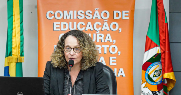 Luciana Genro cobra do governo Leite prazo para pagamento do reajuste do piso do magistério e valorização dos funcionários de escolas