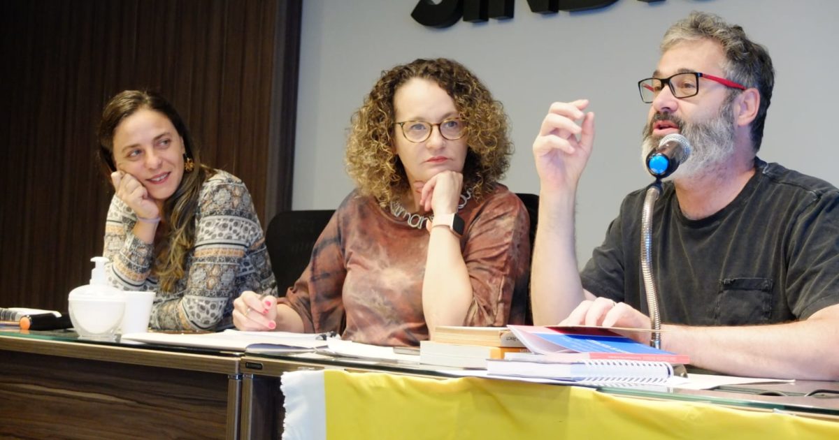 Os dirigentes do Movimento Esquerda Socialista (MES) e parlamentares do PSOL, Luciana Genro, Roberto Robaina e Fernanda Melchionna apresentaram o curso sobre a Revolução Alemã e a atualidade da luta antifascista