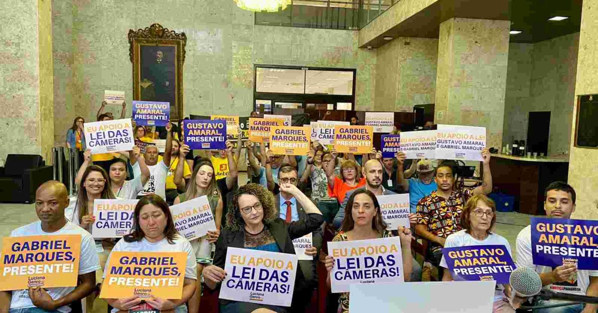 Luciana Genro, deputados e familiares de Gustavo Amaral e Gabriel Marques realizaram lançamento da campanha por aprovação da lei.