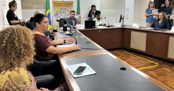 Falta de medicamentos, de profissionais e de inclusão escolar: mães atípicas de Viamão relatam problemas na rede pública