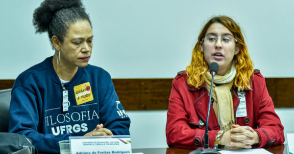 “A gente quer nosso lugar de volta”: Estudantes cotistas desligados da UFRGS são ouvidos na Comissão de Educação