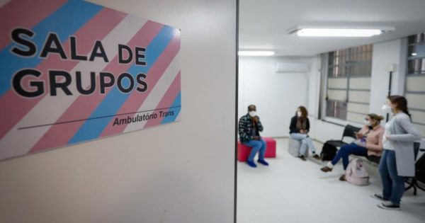 Luciana Genro questiona prefeitura de Porto Alegre acerca da falta de médicos no Ambulatório Trans