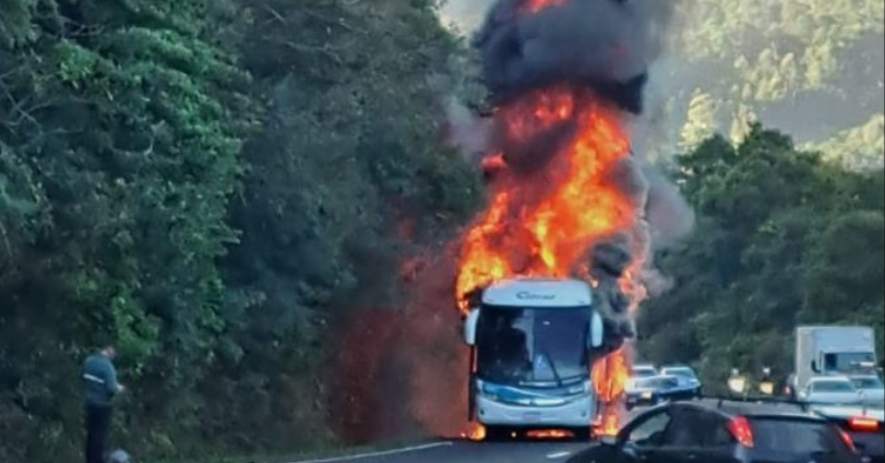 Ônibus da Citral incendiou foi consumido pelas chamas entre Três Coroas e Gramado. Foto: Divulgação