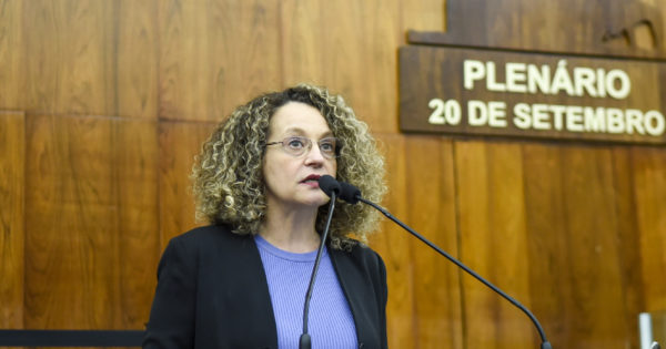 Luciana Genro questiona comando da BM sobre obrigatoriedade do uso das gandolas