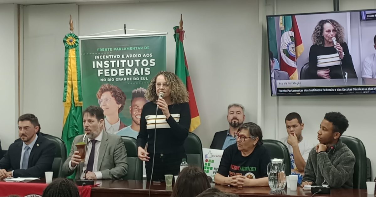 Luciana Genro na abertura da Frente Parlamentar.