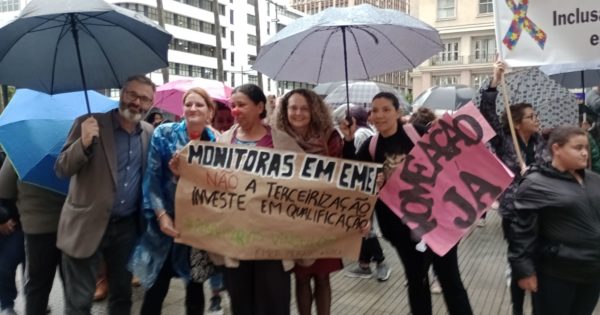 Em defesa dos monitores de inclusão: Luciana Genro e Roberto Robaina participam de ato contra a terceirização da monitores de escolas públicas