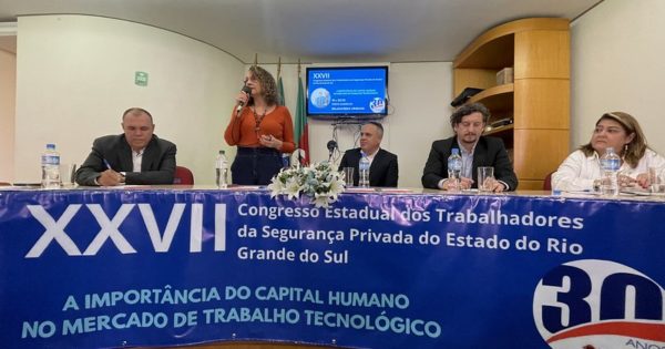 Congresso Estadual dos Vigilantes recebe Luciana Genro para falar do projeto de lei anticalote