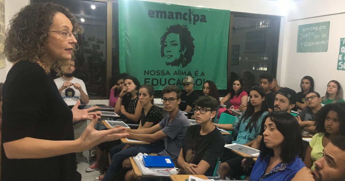 O Emancipa é um movimento nacional de educação popular. Fundada em 2011 por Luciana Genro, no Rio Grande do Sul, junto com outros educadores.