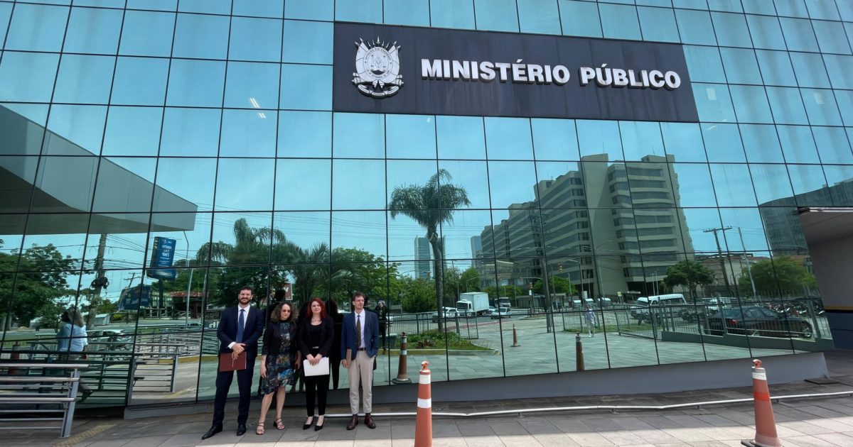 Luciana Genro e sua equipe jurídica no MP-RS nesta quarta-feira (13).