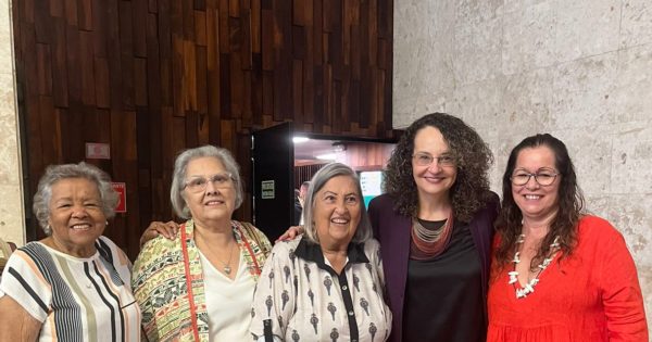 Luciana Genro entrega o troféu Mulher Cidadã para a Prof. Zélia, homenageando as professoras aposentadas