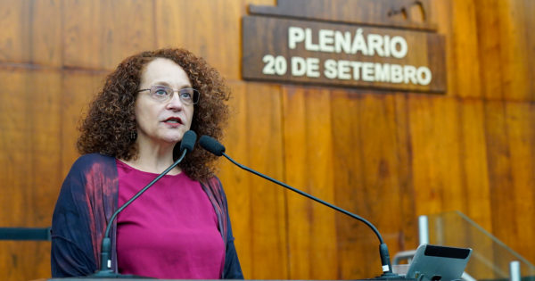 Luciana Genro questiona direção do IPE Saúde sobre redução nos horários de atendimento aos usuários